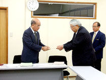 竹富町教育委員会へ要請を行った「文部科学省の竹富町教育行政介入へ抗議する集会実行委員会」=4日午前、町役場