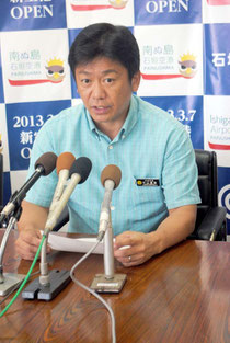 記者会見する中山市長=24日午後、市役所