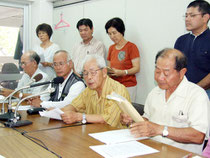 写真 抗議と撤回を求める声明を発表した、子どもと教科書を考える八重山地区住民の会=24日午後、市役所内記者クラブ室