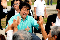 街頭演説後、集まった人たちに握手を求められる安倍首相=17日午前、真栄里公園