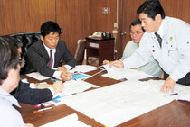 検討委員会で、新八重山食肉センター建設計画の説明を受ける中山市長=16日午後、市役所