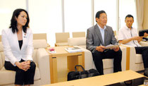 八重山視察後、記者会見した日本維新の会の国会議員団=21日午後、石垣空港