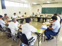 廃棄物の不法処理防止について意見を交わした=18日午後、八重山保健所