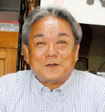 当選から一夜明け、笑顔でインタビューに応じる外間氏=12日午前、与那国町祖納の自宅