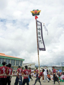 八重高祭オープニングセレモニーで同校の旗頭が登場=21日午後、八重山高校