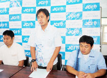 県議選予定候補者の公開討論会開催を発表する西表理事長(中央)=21日午後、八重山青年会議所事務局