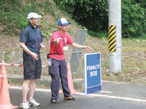 大会を支えるボランティアとして活躍した崎山さん(右)と大関事務局長