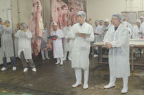 今年初めて開かれた肥育部会主催の枝肉セリ、過去最高の高値に沸いた=八重山食肉センター、大浜