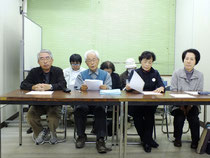 安倍晋三内閣総理大臣に宛ての抗議声明を発表した記者会見=12日