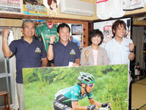 五輪出場を決め、喜ぶ(右から)弟の康史さん、母親のるみ子さん、父親の貞美さん、後援会長の平田さん=市内登野城の実家