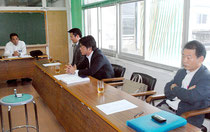 「南ぬ浜町」の町名を審議する市議会建設土木委員会のメンバー=17日午前、市役所