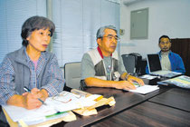 記者会見する渡辺部会長ら=26日午後、市役所