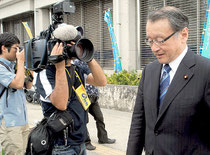 竹富町教育委員会らとの意見交換を終えた中川前文科相=19日午後、沖縄労働金庫八重山支店前