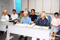 教科書採択に関する抗議声明を発表する「子どもと教育を考える八重山地区住民の会」のメンバー=30日午前、大浜信泉記念館