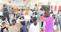 石垣市母子寡婦福祉会が運営する「パーラーハッピー」がオープン。多くの子ども連れでにぎわった=15日正午、健康福祉センターの「いこいの広場」