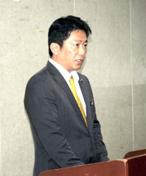 部課長を緊急招集し、窓口対応の改善を訓示する中山市長=19日午後、市役所