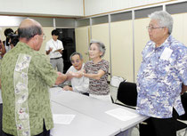 ※拒否を求め、要請書を提出した町民の会の仲村会長ら=竹富町教育委員会=