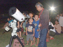 天体望遠鏡で土星を見せてもらう子どもたち