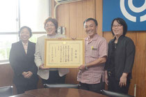 文科大臣賞を受賞し、喜びを分かち合う伊野田小の西原校長ら(左から2人目)ら=石垣市教育委員会
