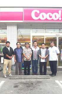 LED化された店舗を背に、省エネ化の方針を発表した仲原店長(右から3人目)ら=ココストア八島店
