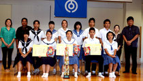 出場した中学生ら。どの生徒も充実感をうかがわせた。(前列右から2人目から)吉田君、久松さん、前濵さん=石垣市健康福祉センター
