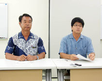 合同記者会見を開いた(右から)森田代表取締役と川満町長=31日午後、離島ターミナル会議室