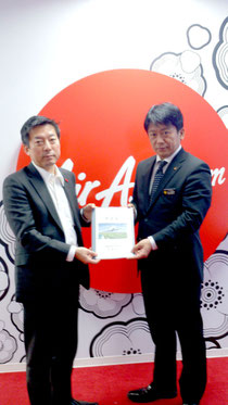 エアアジア・ジャパンに新空港への就航を要請する中山市長(30日)