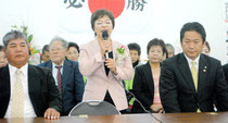 市議補選に擁立した東内原氏と記者会見する中山氏=6日午前、後援会事務所