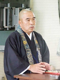 人権講話を行った糸数さん=29日午後、川平小中学校