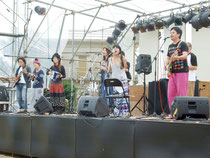 西表島音楽祭が開催され、多彩なアーティストたちが出演する=13日午後、町離島総合センター横広場