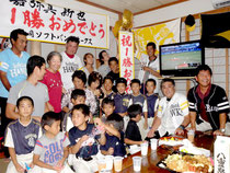 初勝利を祝い、くす玉を割った=16日夜、市内白保の嘉弥真新也投手の実家