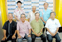 八重山地区の学生対象の奨学金創設をアピールする加藤学長(前列右端)ら=13日午後、八重山日報社