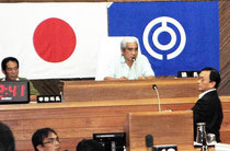 一般質問の答弁のため壇上に向かう玉津教育長=28日午前、議場