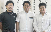 中山市長を表敬訪問した宮國雄一朗さん(左)と古堅宗一さん(右)=4日夕、市長室