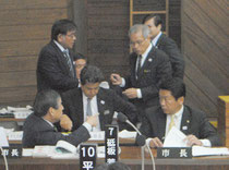 新火葬場建設をめぐる宮良氏の一般質問で紛糾し、休憩中に打ち合わせる中山市長、漢那副市長(左)ら=15日午前、市議会