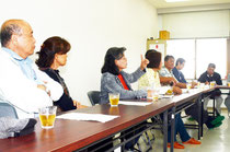 時折、声を詰まらせながら墓地の浸水対策を訴える関係者ら=石垣島土地改良区、登野城