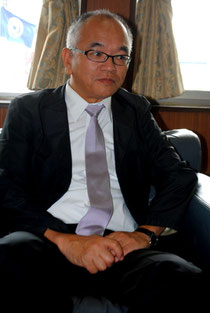 中山市長に那覇―石垣線開設を報告する西久保社長=2日午後、市役所
