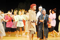 子どもたちの熱演が光った「オヤケアカハチ~太陽の乱~」=24日午後、市民会館大ホール