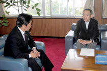 中山市長に新庁舎建設基本構想案を答申する清水委員長=14日午後、市役所