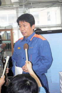 ミサイル発射予告時刻が過ぎたあと、報道陣の質問に答える中山市長=12日午後、市役所