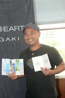 「ジュエリーブランドのイメージを変えたい」とラフな服装で会見に臨む平良代表=石垣市商工会、浜崎