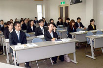 全員リクルートルックで、ちょっぴり緊張した表情で研修に臨む新人教員=大濱信泉記念館、登野城