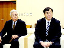 会見する松田衆院議員(右)、儀間議員=石垣空港
