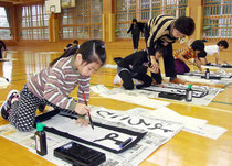 新学期初日に書き初めに取り組んだ児童たち=6日午前、伊野田小学校