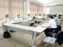 新たな対策案が提案された「閉鎖性海域における堆積赤土等の対策手法検討委員会」=29日午後、大濱信泉記念館