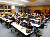 文部科学省へ抗議決議を行った「文部科学省の竹富町教育行政介入に抗議する集会」=3日夜、市健康福祉センター