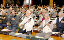三線の音が体育館いっぱいに響いたサンシン大合奏会=4日夕、八島小学校