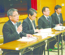 赤土対策の調査結果を報告する県などの担当者=11日夜、川平公民館