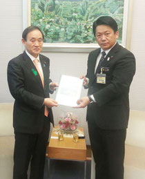 17日、菅長官に要請書を手渡す中山市長(石垣市提供)