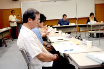 活発な意見交換が行われた委員会。左後方が課題を発表する前底所長=石垣市健康福祉センター